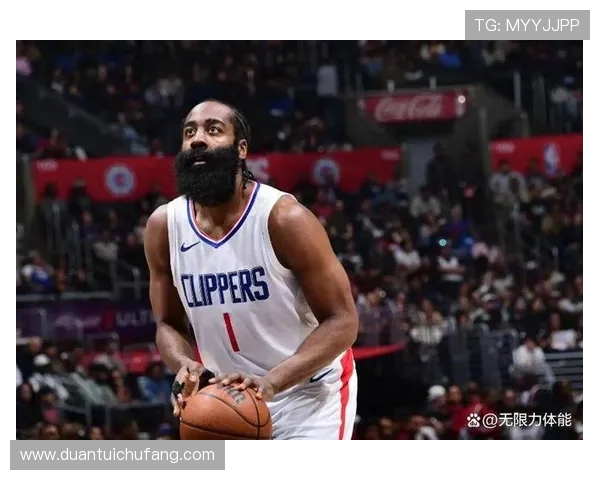 哈登掌控节奏精准发动进攻面对换防轻松得分